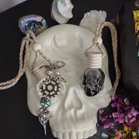 Steampunk Skull Diffuser with a Raven, Gears, Key & Clock Detachable Keychain - Picture 4 of 10